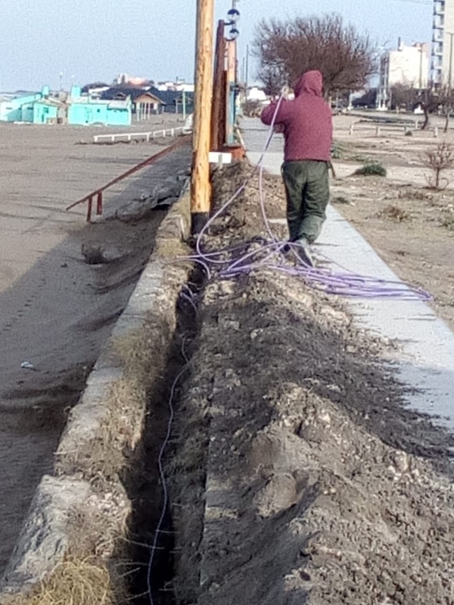 Claromecó: colocan cableado en la Costanera