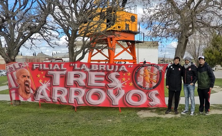 La filial local de Estudiantes junto a la “Brujita” Verón en la gira patagónica