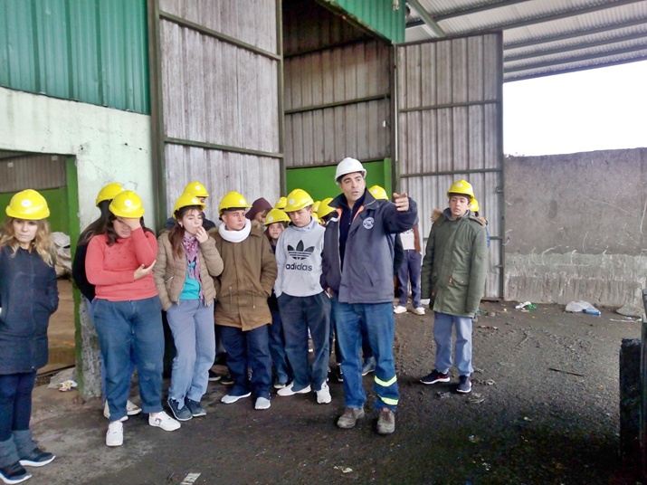 Alumnos de la Escuela Técnica y del Jardín 911 en la Planta de Residuos