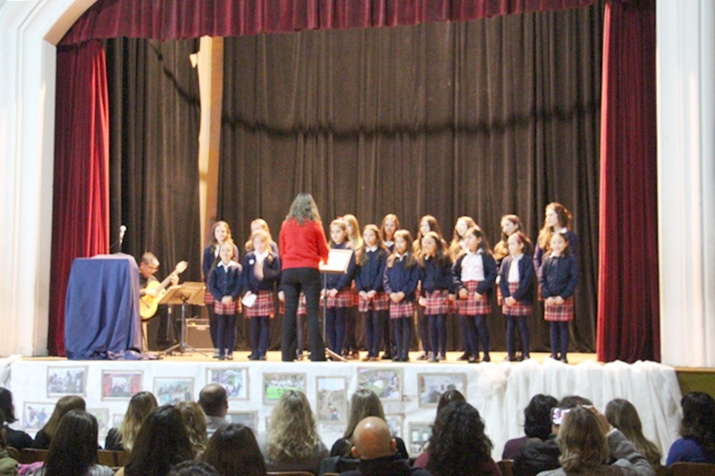 Funcionarios municipales en los actos por el día del maestro