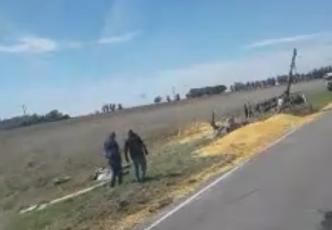 Camionero volcó su equipo y regó el asfalto sobre la ruta 228