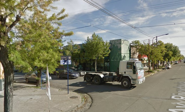 Insólito: para robarle el bolso, la tiraron al piso a plena luz del día