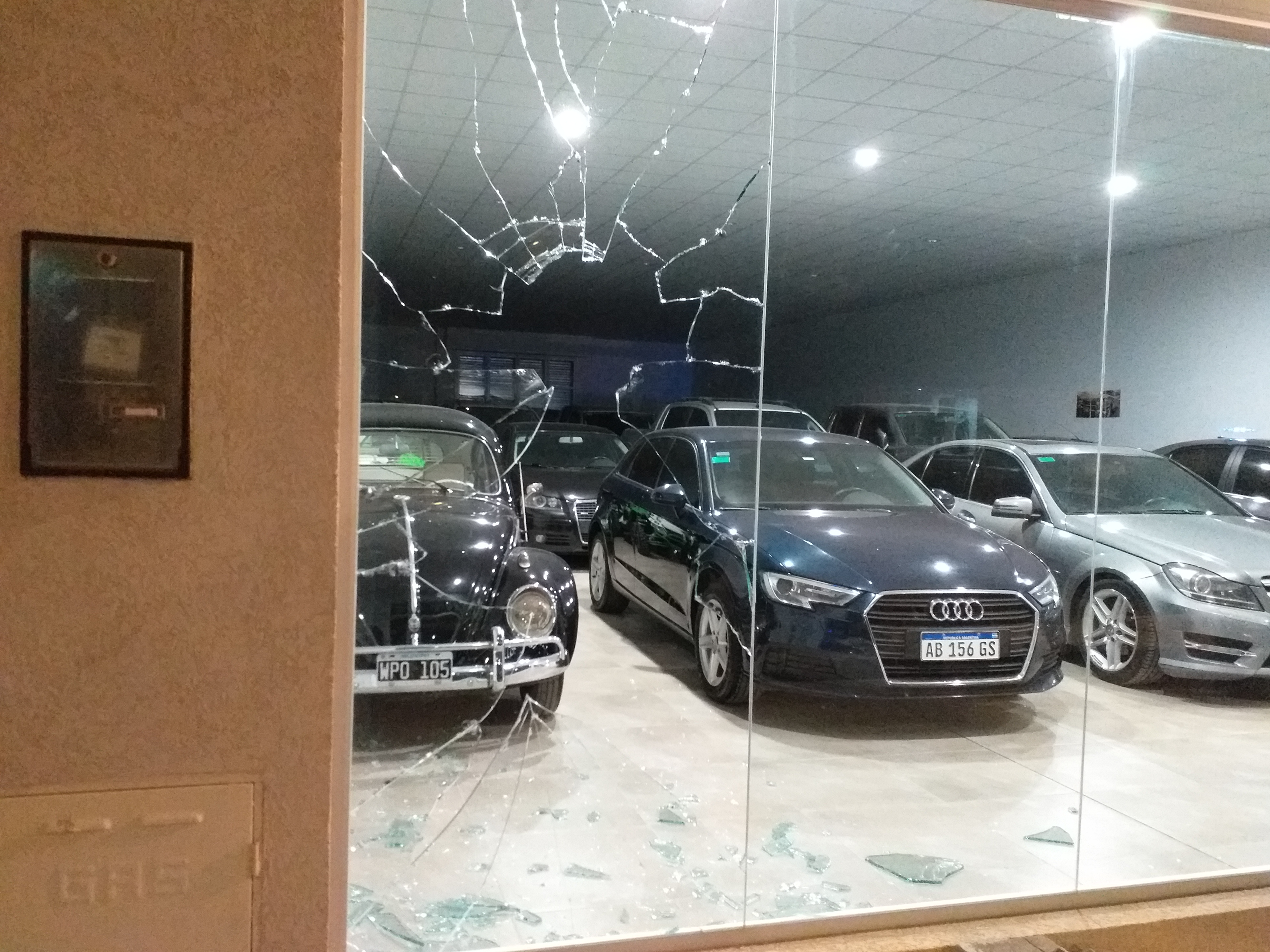 Tarde de perros: robaron en una casa y dañaron la vidriera de una concesionaria