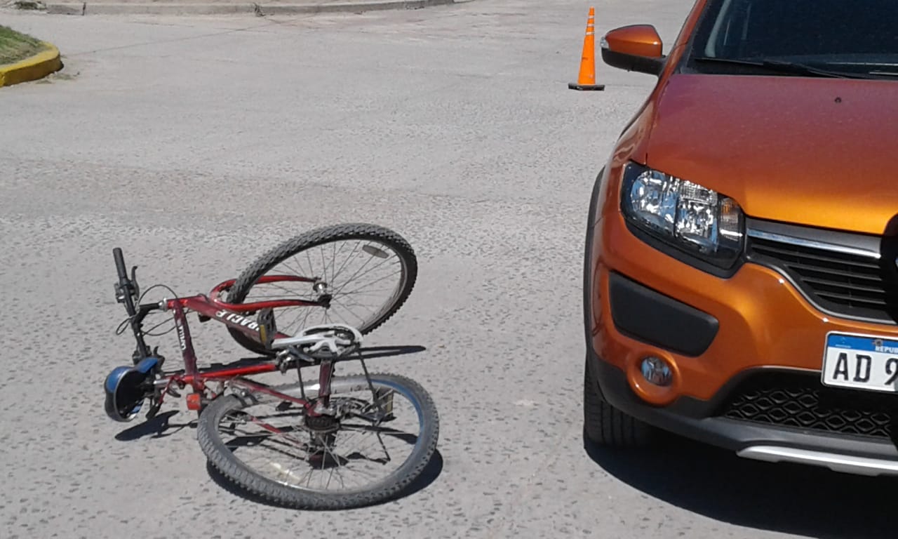 Ciclista herido de levedad tras ser chocado en Libertad y Dorrego