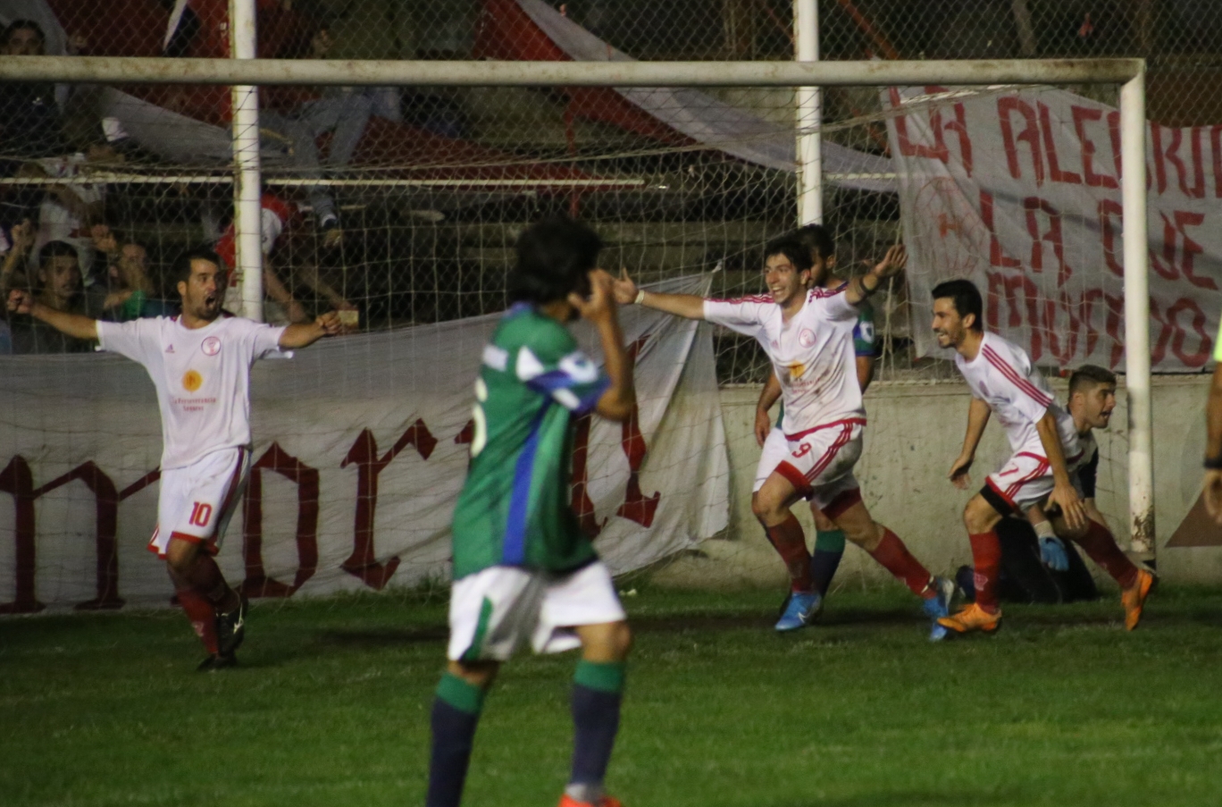 Con un Zubillaga inspirado, Huracán aprovechó y le ganó a Villa 2 a 0 por el Bonaerense Pampeano