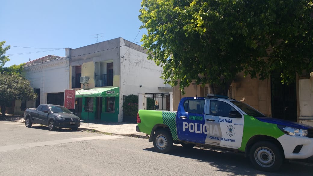 Le pegaron, la encerraron y le robaron a dos cuadras de la Comisaría
