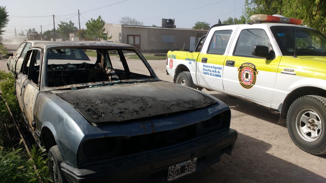 Quemaron un auto intencionalmente en el Ruta 3 Sur