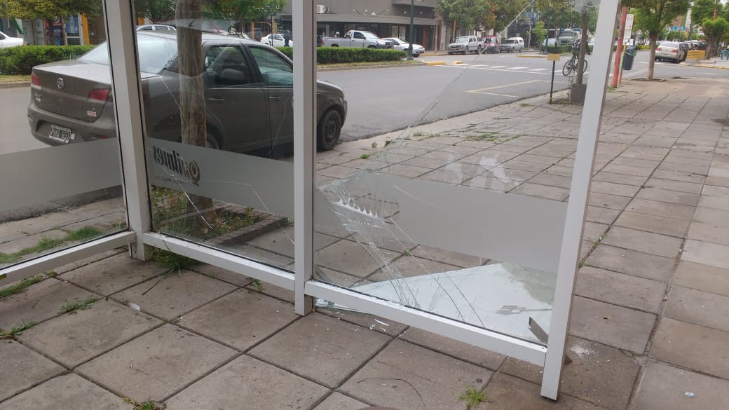 Vandalizaron vidriera céntrica y las escalinatas del Monumento a San Martín