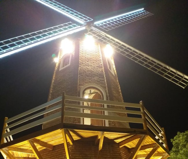 Iluminaron el Molino Holandés, que se inaugurará el sábado
