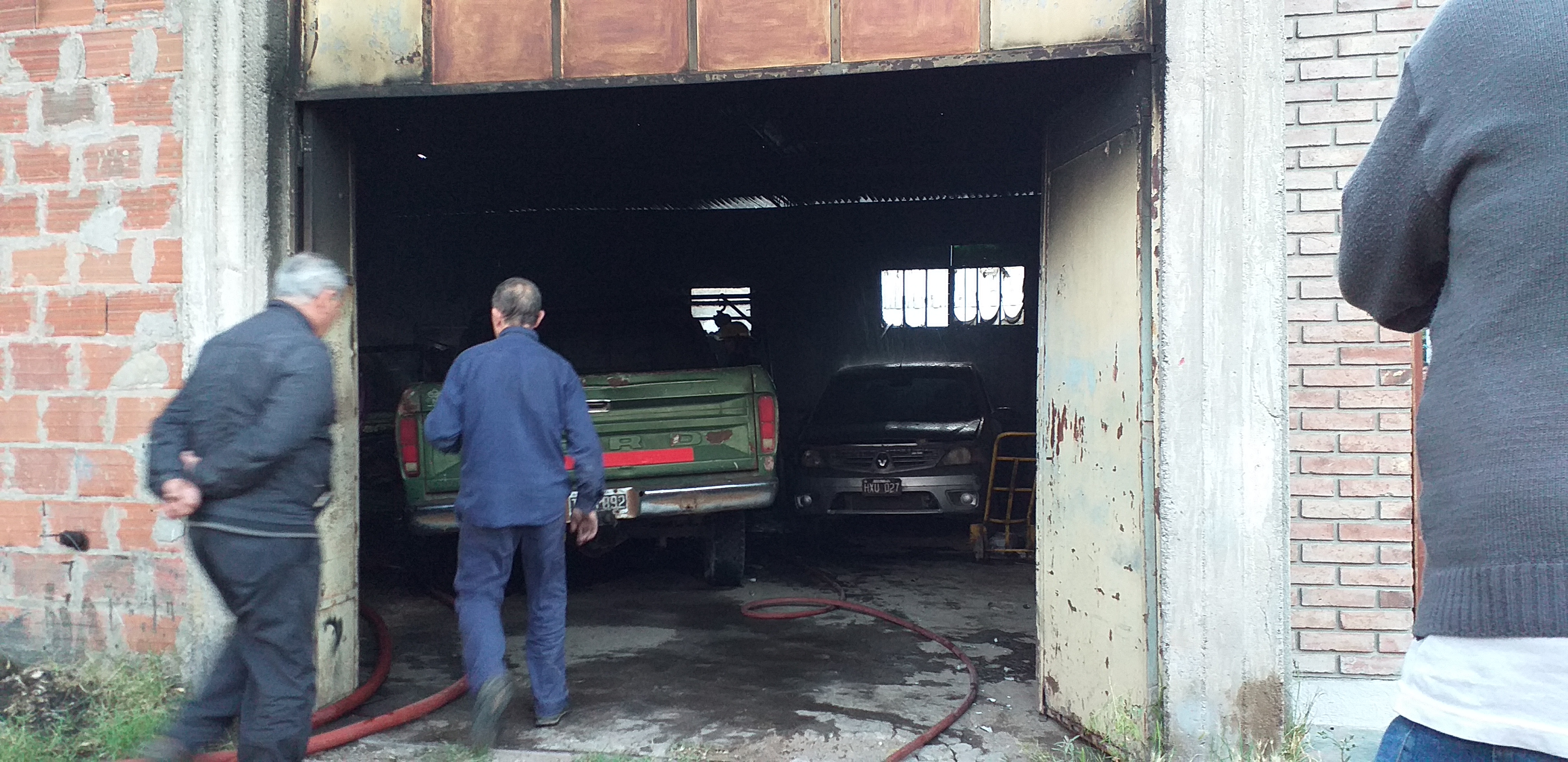 Incendio en un taller de Villa Italia afectó a cuatro vehiculos