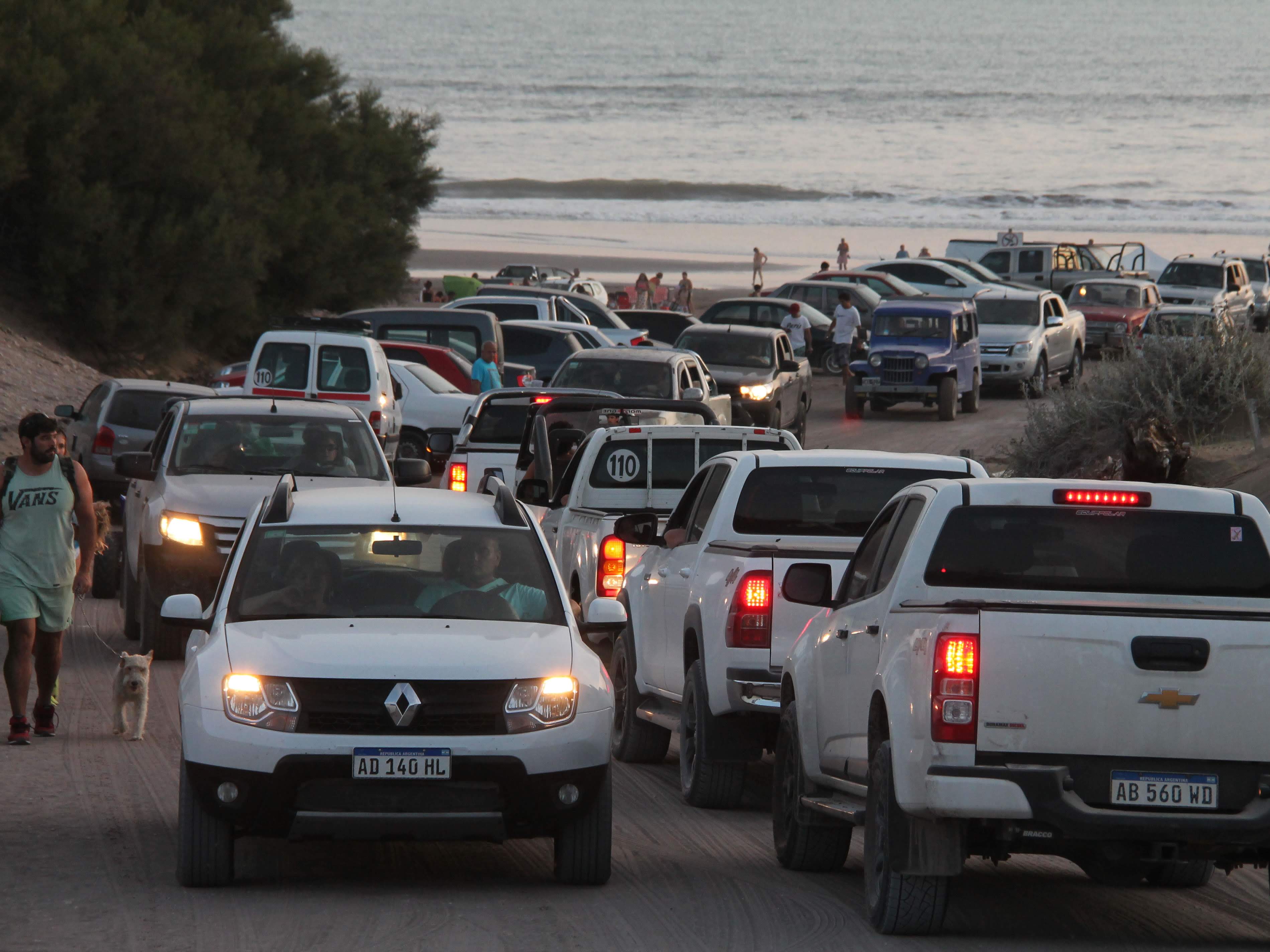 Caos vehicular por partida doble: Dunamar colapsó y la salida se demoró por un poste caído