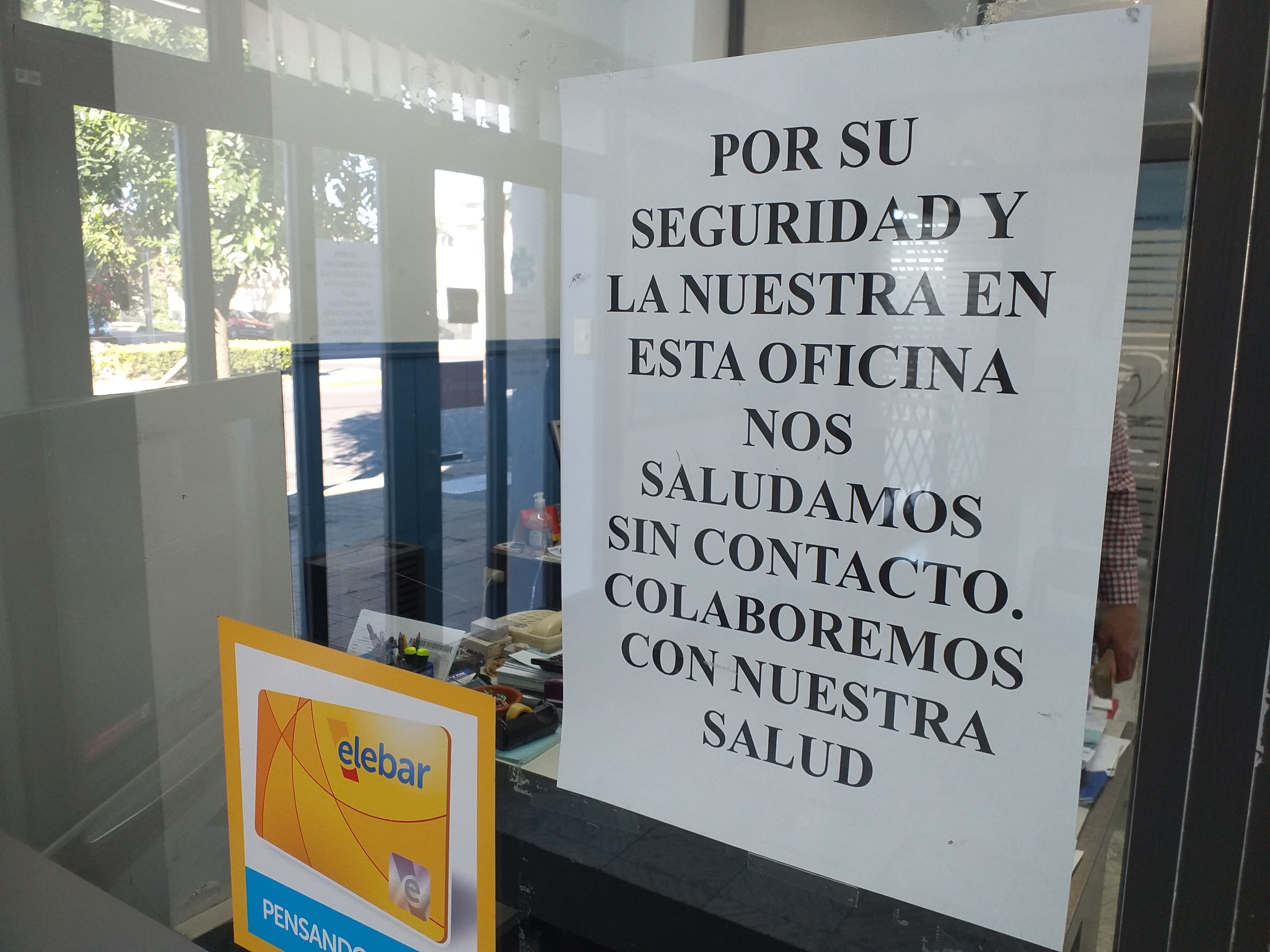 Choque de codos, alcohol por las nubes y precauciones: cómo el coronavirus cambió la rutina diaria
