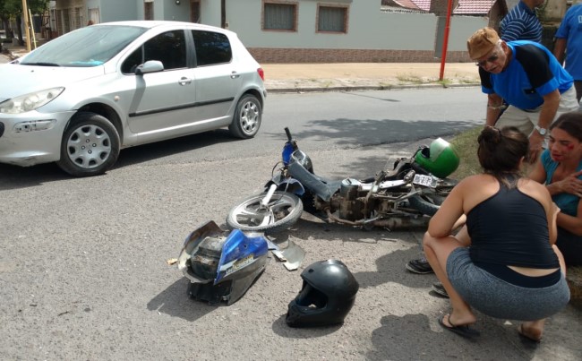 Una herida tras colisionar una moto y un auto en Brandsen y Constituyentes