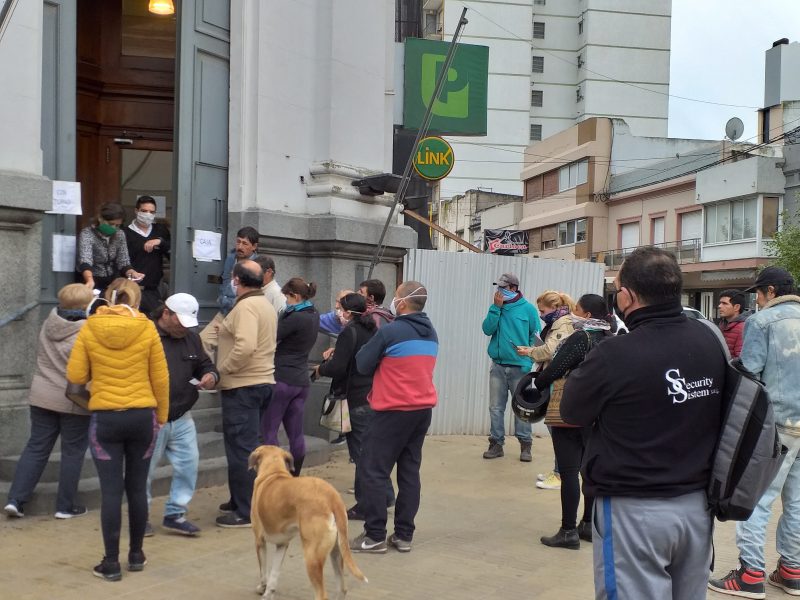 En bancos, cobran jubilados y pensionados con DNI terminados en 2 y 3