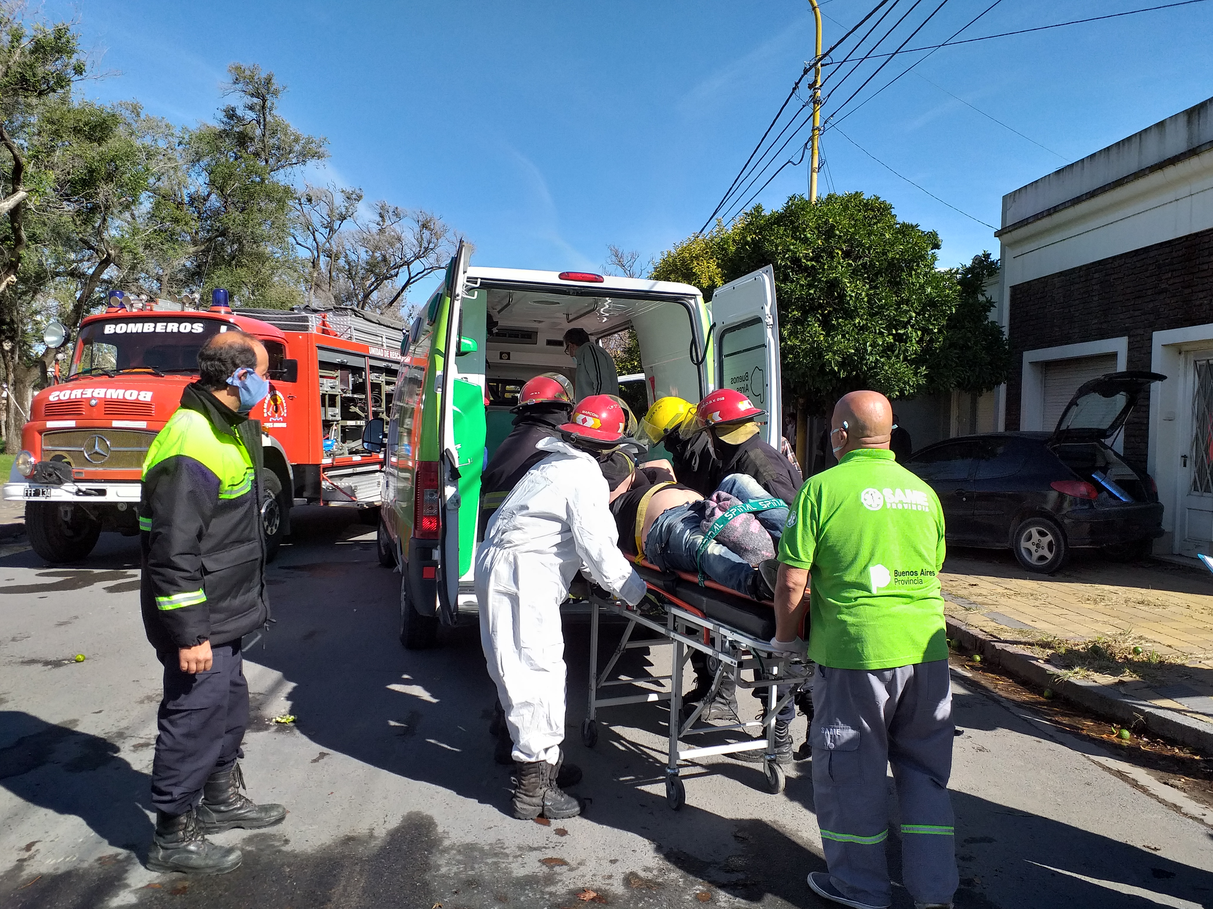 Dos heridos y un auto dañado en Humberto Primo y Pellegrini