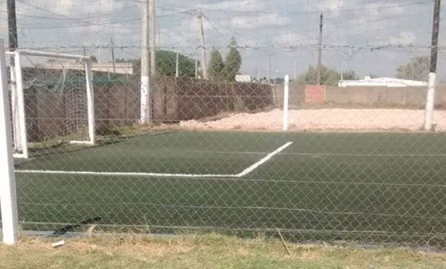 Denuncian que ingresaron a jugar ilegalmente a una cancha de fútbol 6: «estaba lleno de gente y hasta había autos»