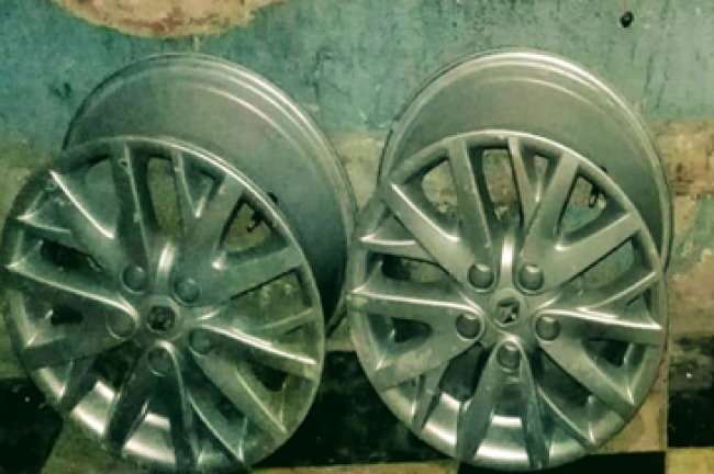 Buscan a los dueños de dos juegos de llantas robadas