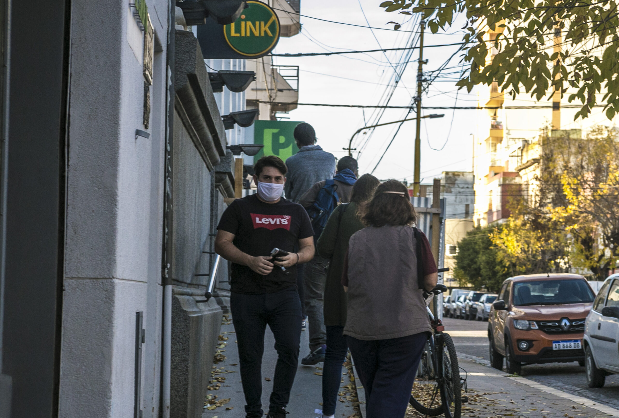 Cobran beneficiarios del IFE con DNI terminados en 0 y pensionados con DNI terminados en 2 y 3