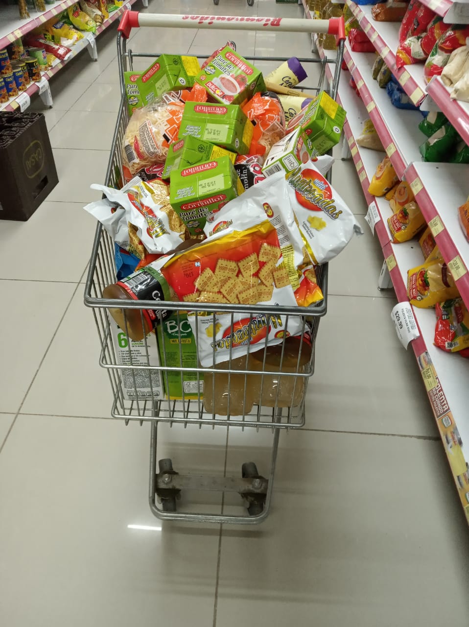 Decomisaron alimentos vencidos de un supermercado