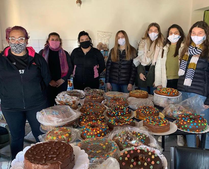 Interact y alumnos del Colegio Holandés donaron golosinas, juguetes y tortas a Payasolidarias