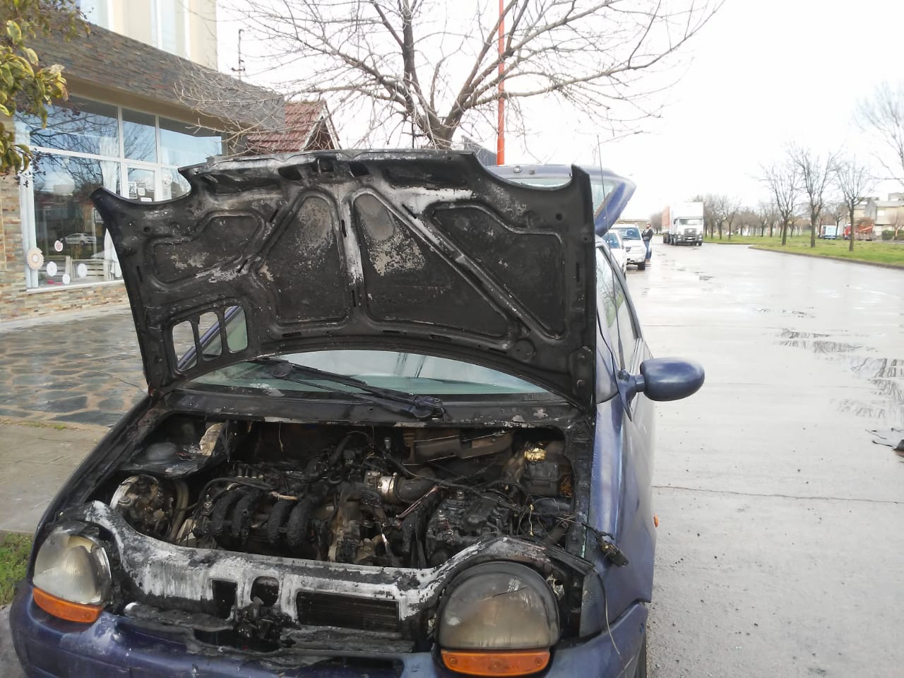 Sofocaron incendio de un vehículo en Ameghino al 300