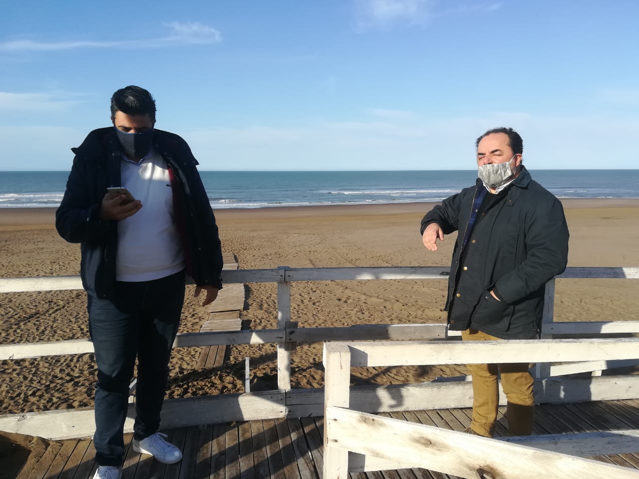 León y Lamberti recorrieron la bajada accesible de Claromecó