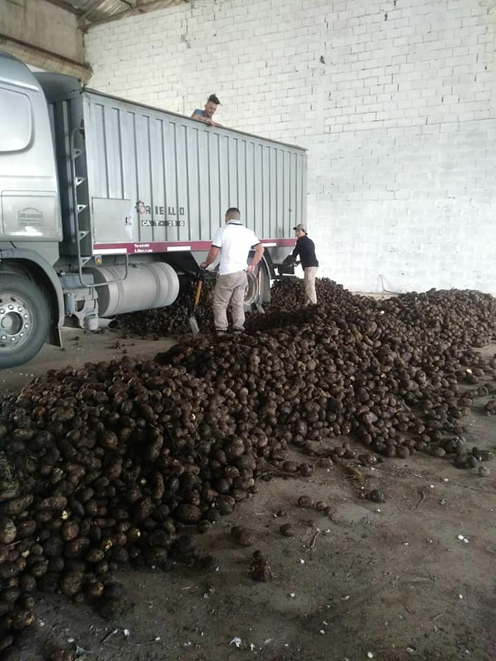 Unidos x Vos recibió donaciones de papas y frazadas