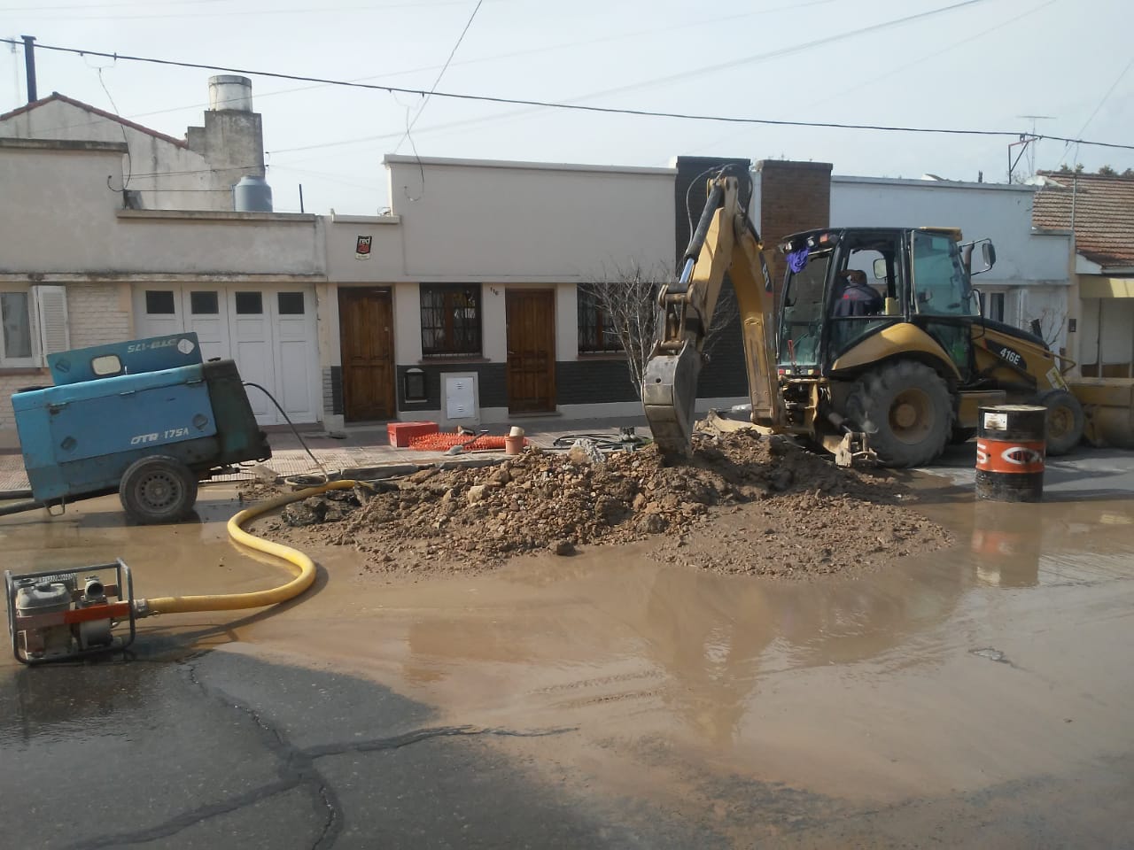 Caño roto, pérdida de agua y arreglo en la segunda cuadra de Azcuénaga