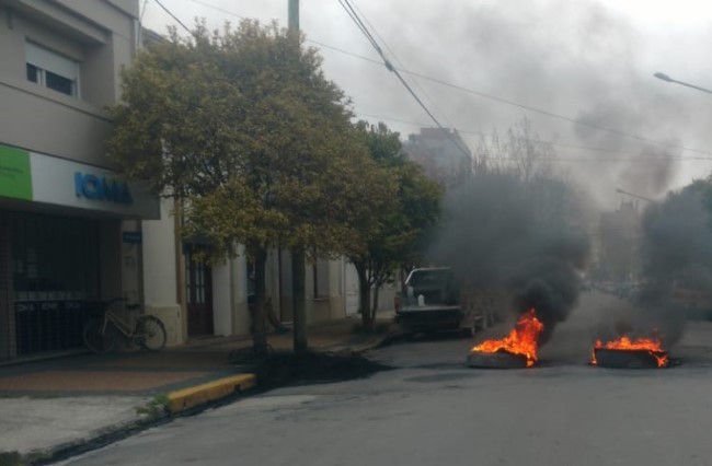 Prosigue la protesta frente a IOMA tras la suspensión de la operación a Mateo