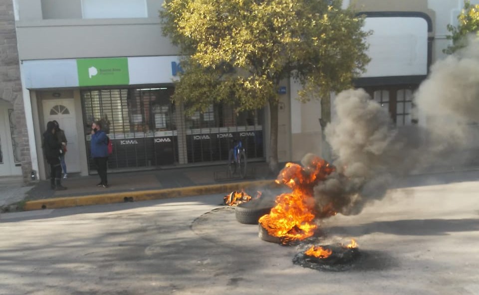 Protestan frente a IOMA tras la suspensión de una operación a Mateo, que padece epilepsia refractaria