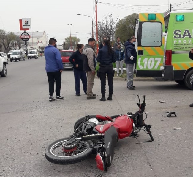 Un motociclista herido tras choque contra un auto en Güemes y Betolaza