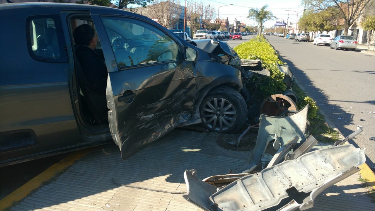 Accidente en una esquina semaforizada: una farola fue arrancada