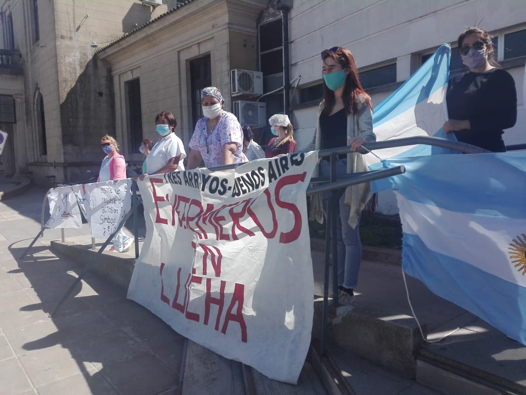 Abrazaron simbólicamente al Hospital: «hay agotamiento, exposición y no nos valoran», lamentan enfermeras