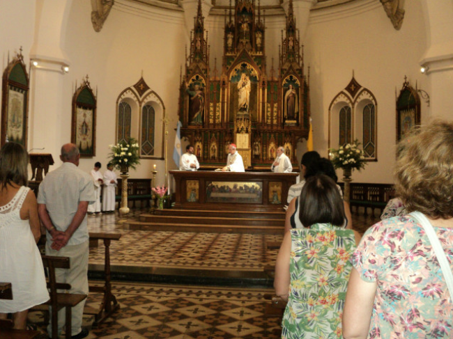 Reabren los cultos e iglesias: sugieren reducir el canto «al mínimo indispensable»