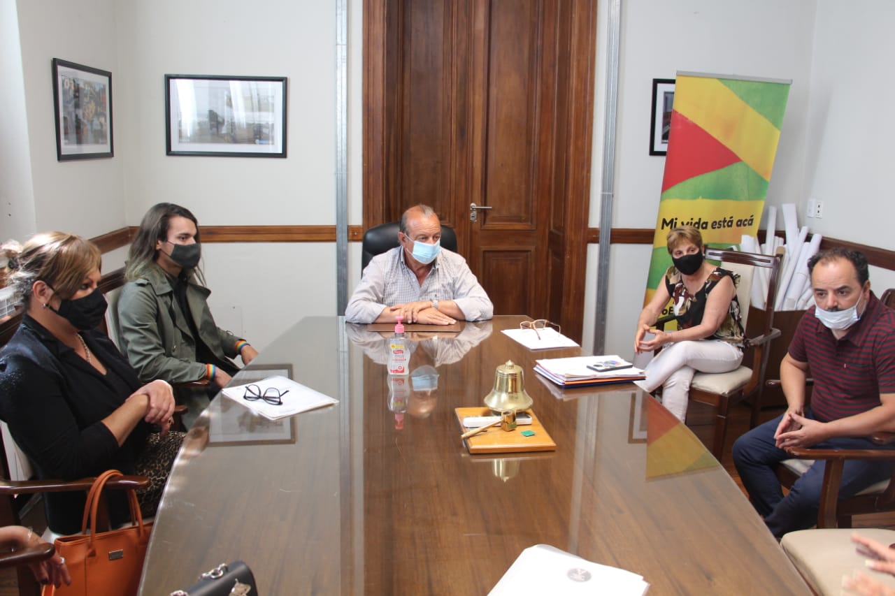 Sánchez recibió al colectivo trans y anunció la creación de una dirección de género