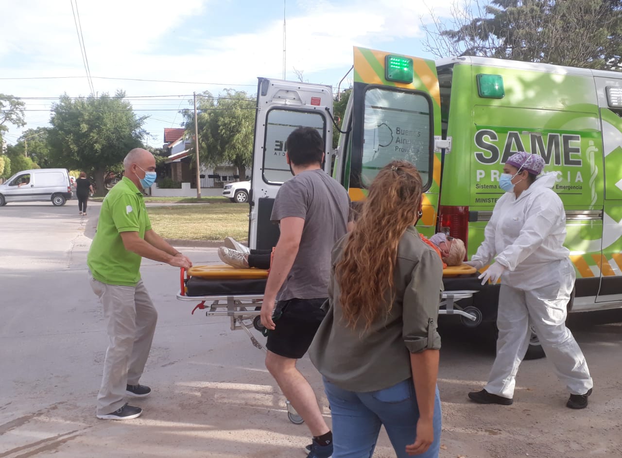 Frenó la moto, se cayeron y la ocupante fue derivada al Hospital