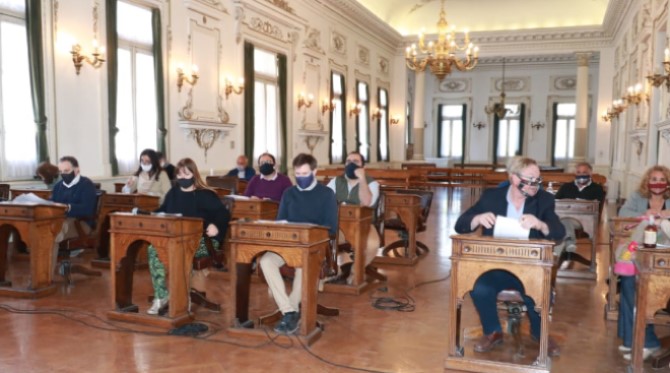 El peronismo presentó contrapropuesta presupuestaria: «hay funcionarios que ganan más que el presidente», alegan