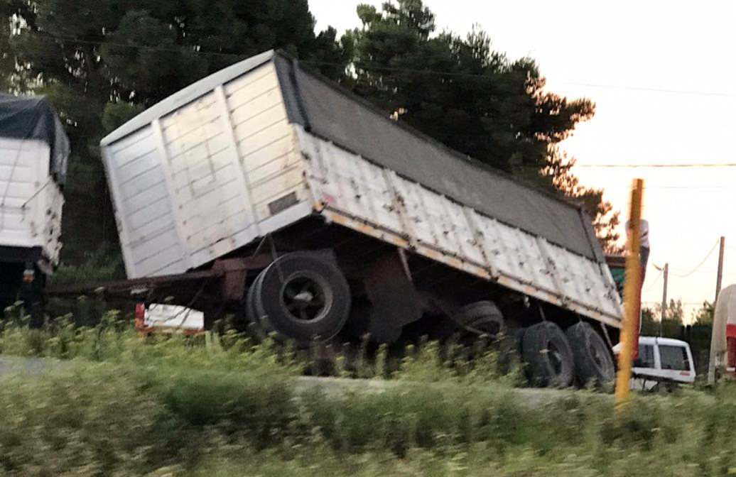 Zafó por poco: un acoplado quedó colgado en Ruta 3 y Paso