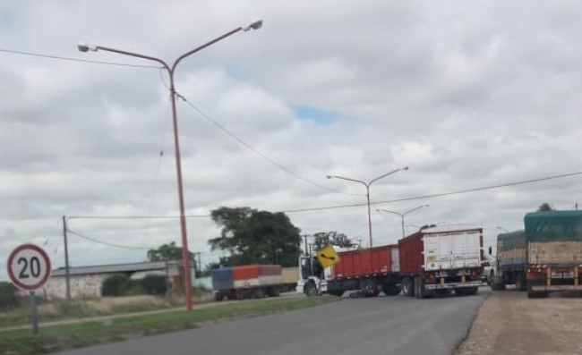 Un motociclista chocó contra un camión en Monteagudo al 100