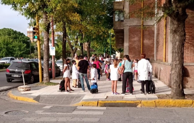 Persiste la falta de agua en barrios y debieron llenar los tanques de tres escuelas