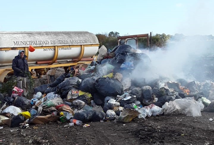 Tiraron cenizas a una bolsa y comenzó a arder dentro de un camión de residuos