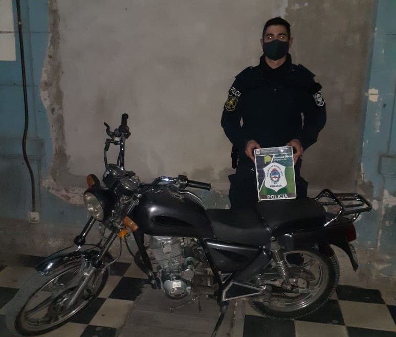 Aprehendieron a un joven con moto adulterada y tras provocar daños en un patrullero