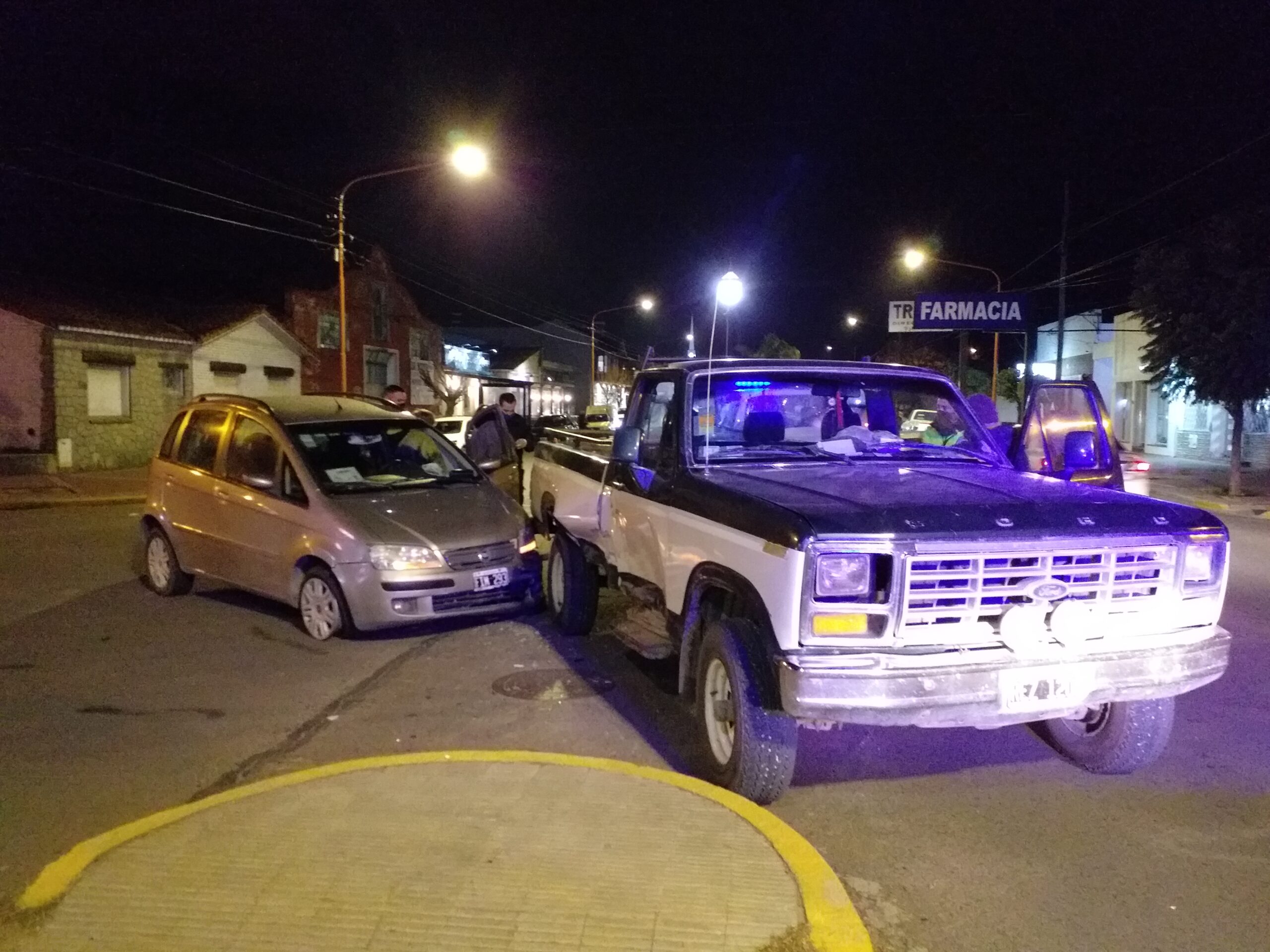 Un auto chocó a una camioneta y casi la hace cruzar de carril en Belgrano y Laprida