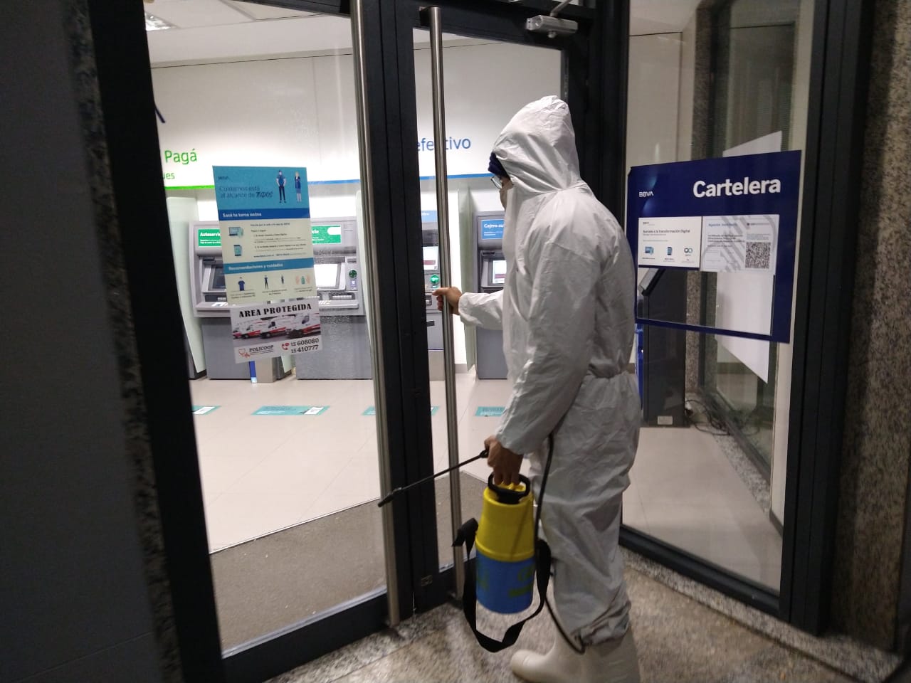 Desinfectan cajeros automáticos en bancos