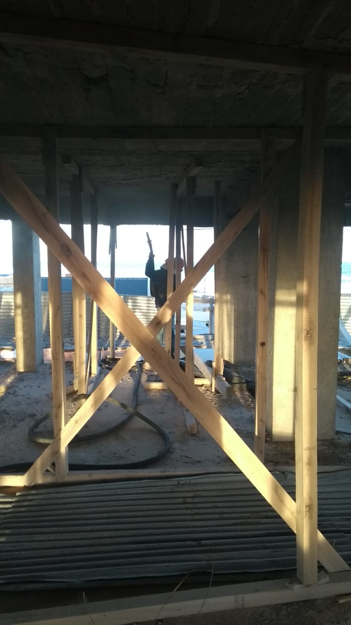 El «esqueleto» de Claromecó se va para arriba: recuperaron exitosamente la estructura de planta baja y el primer piso