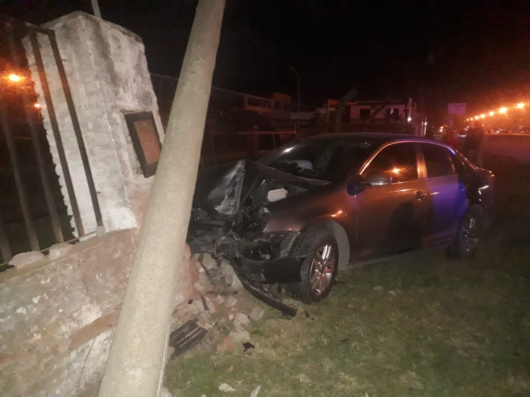 Esquivó a un auto en Cangallo y 228 pero no alcanzó a hacerlo con una pared y un pilar: daños totales