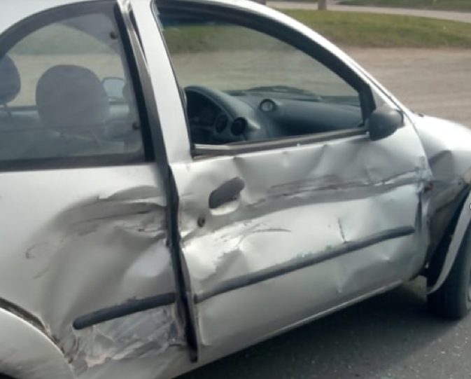 Un auto sufrió daños tras colisión en Alem y Castelli