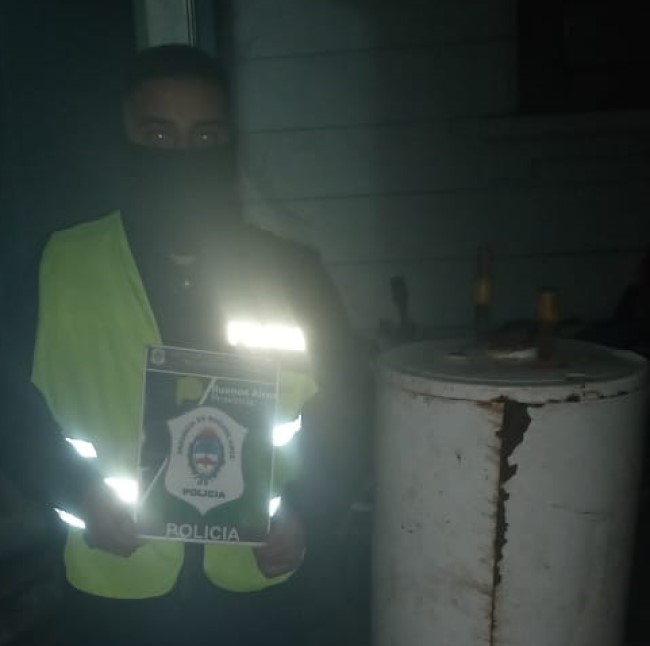 Robaron un termotanque, dañaron un auto y los aprehendieron