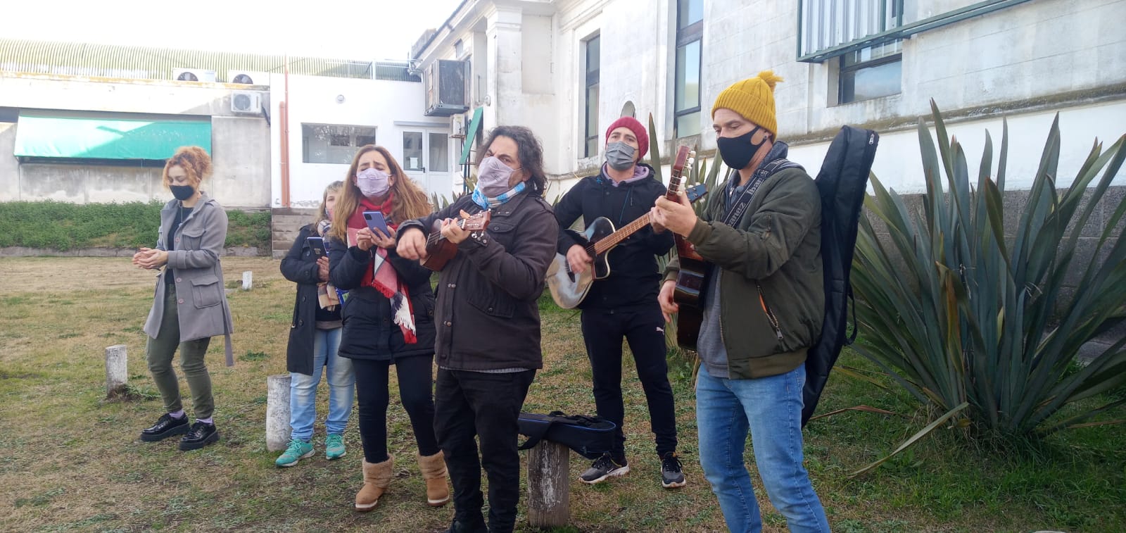 Cantaron en el patio del Hospital para darle fuerzas a Diego González
