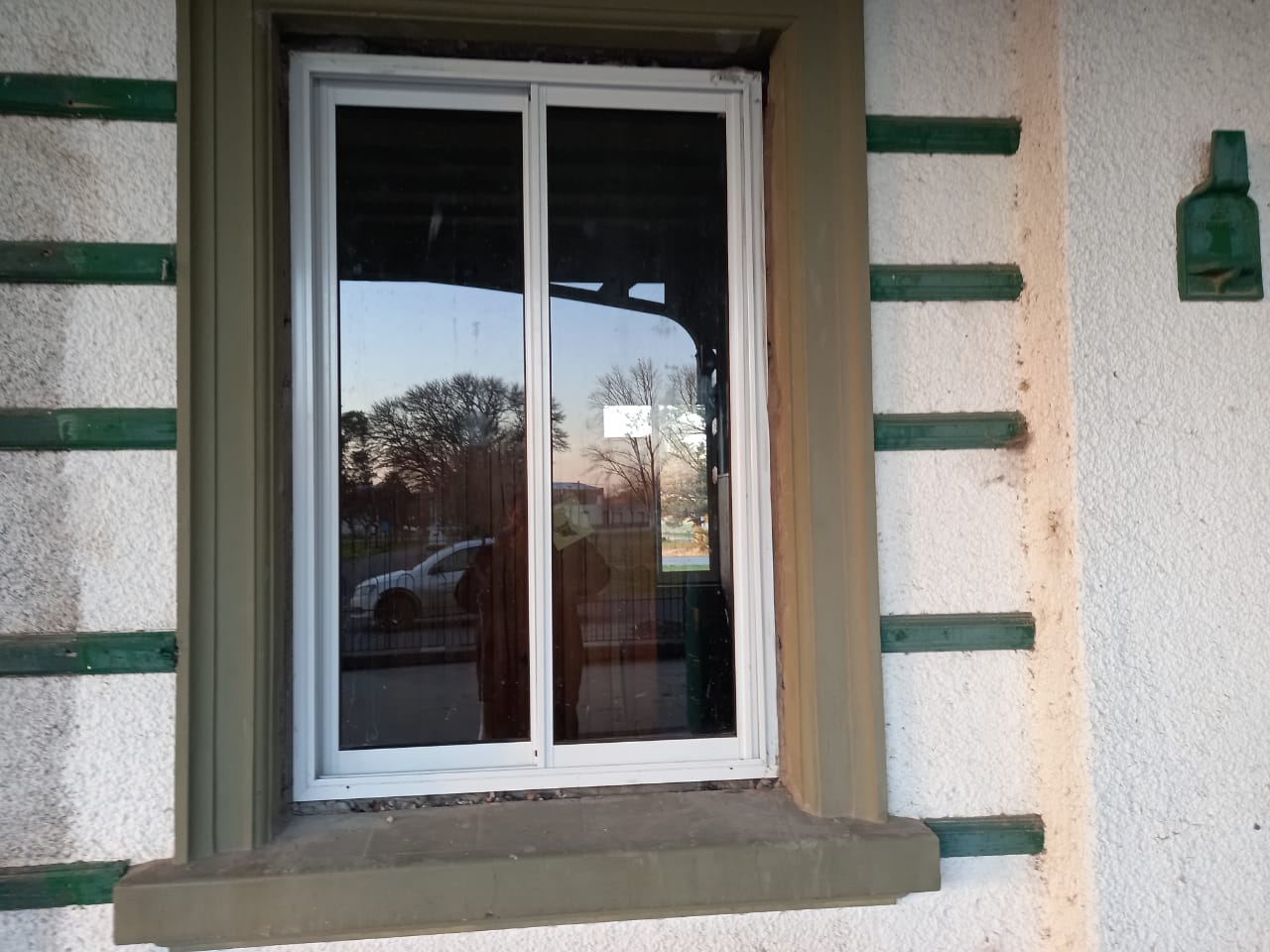 Cambiaron ventanas en el Jardín 922 de Bellocq